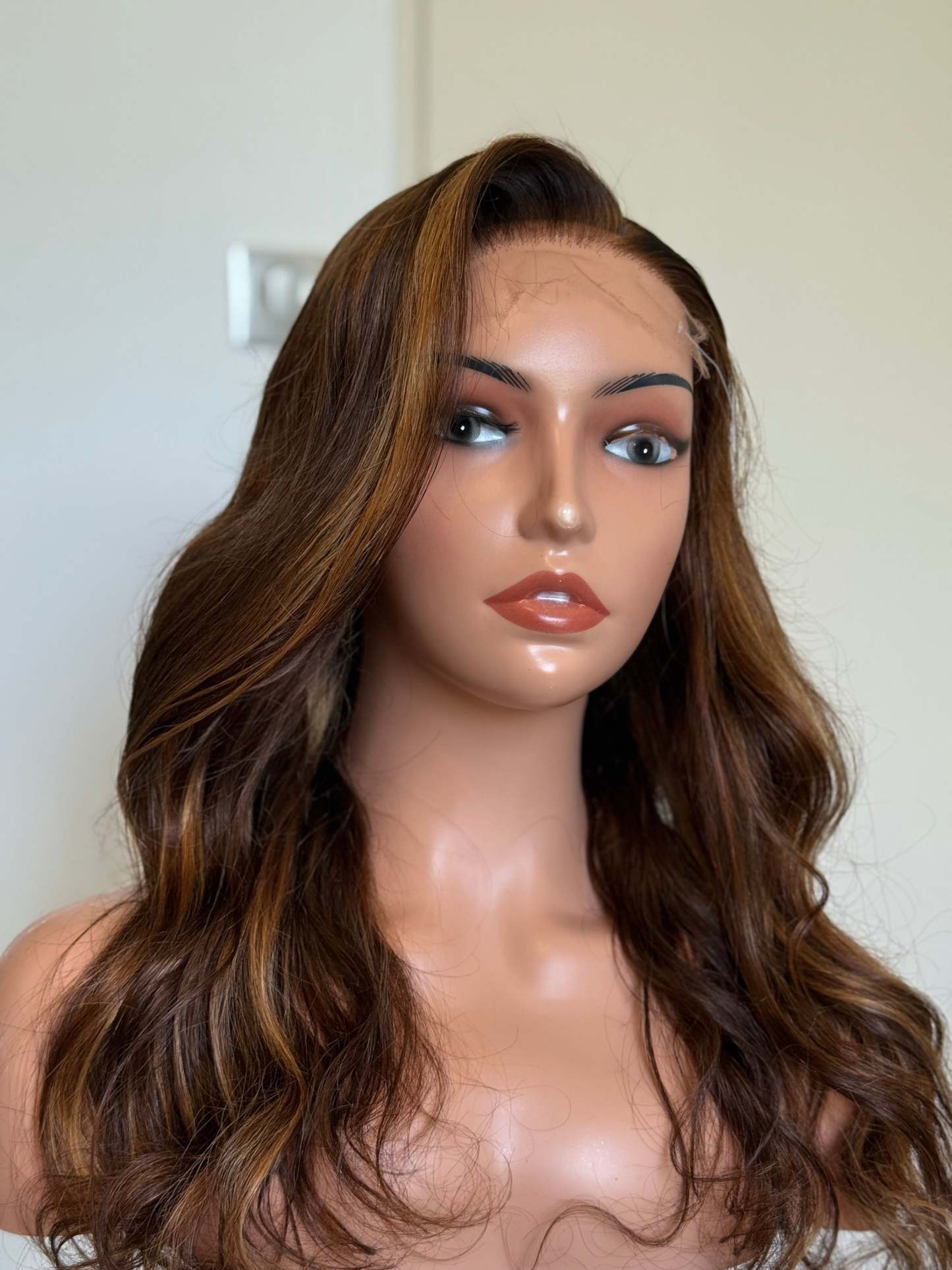 Perruque Glueless Ondulée Brun Chocolat Méché Caramel – Lace HD – Cheveux 100 % Humains