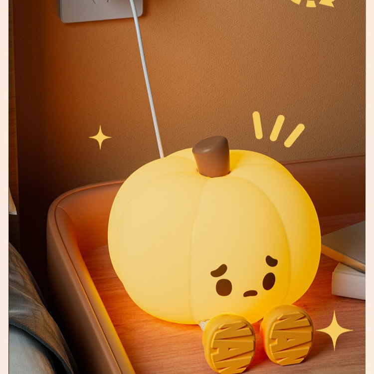 Dýňová noční lampička u postele