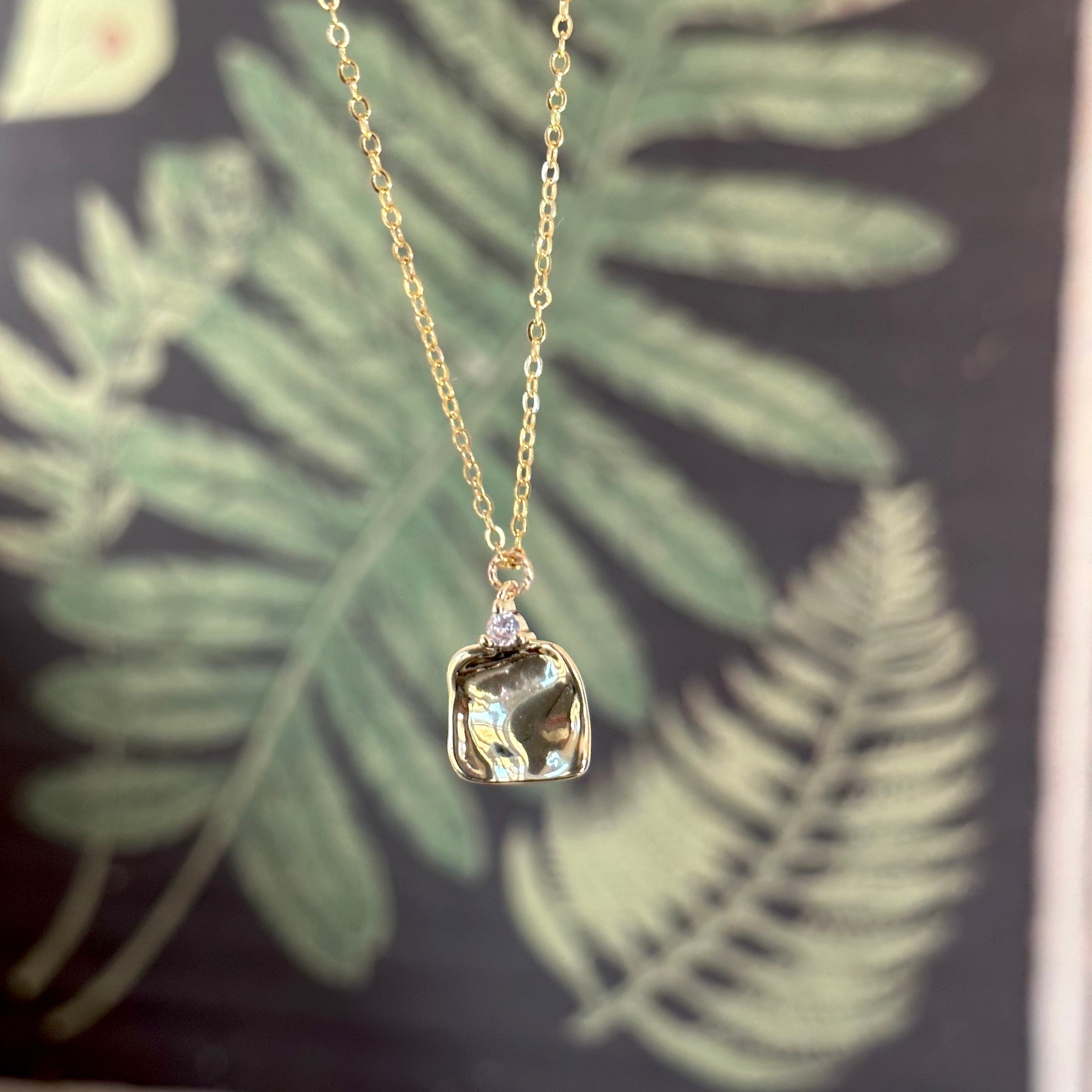 Elsa kalapált négyzet alakú medál nyaklánc