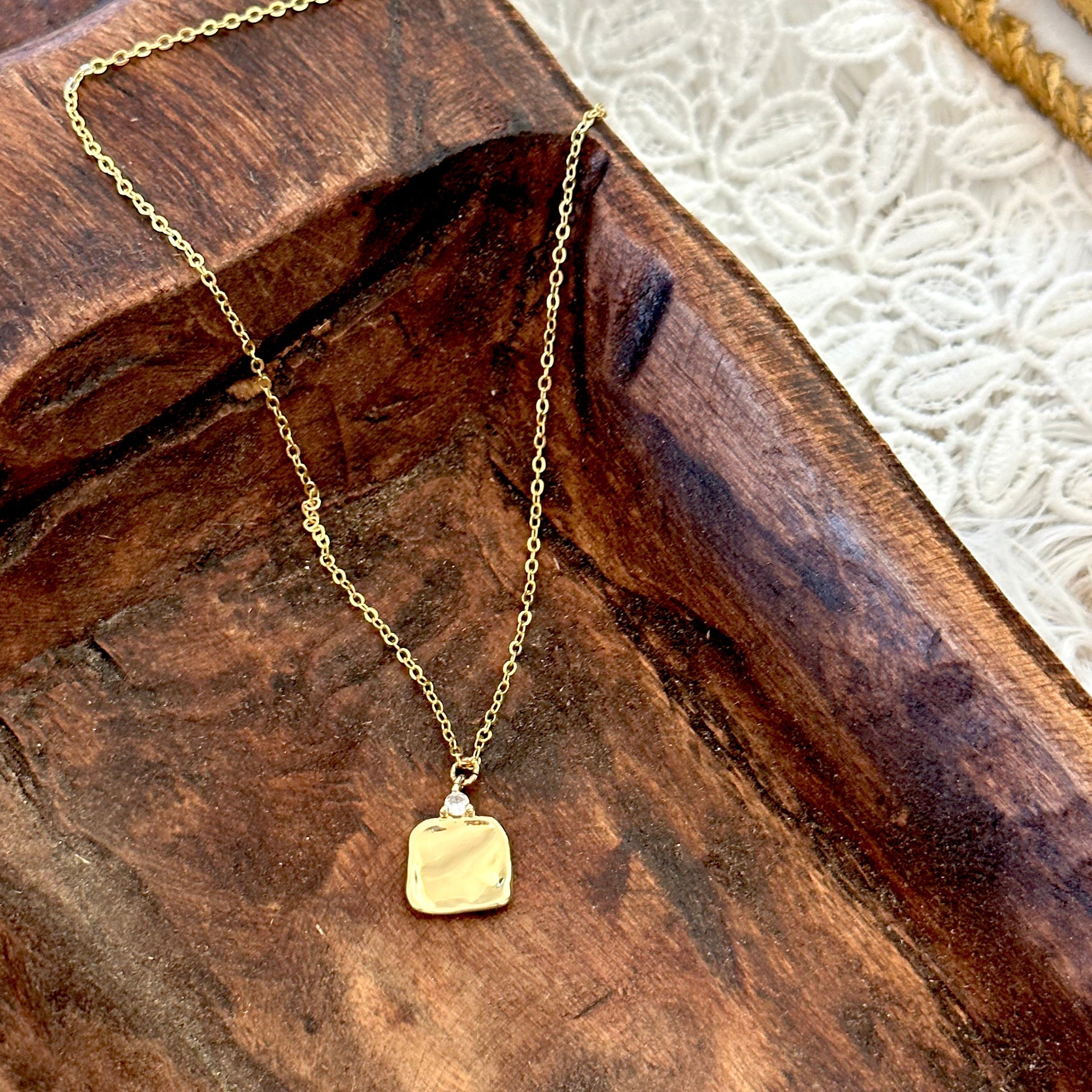 Elsa kalapált négyzet alakú medál nyaklánc