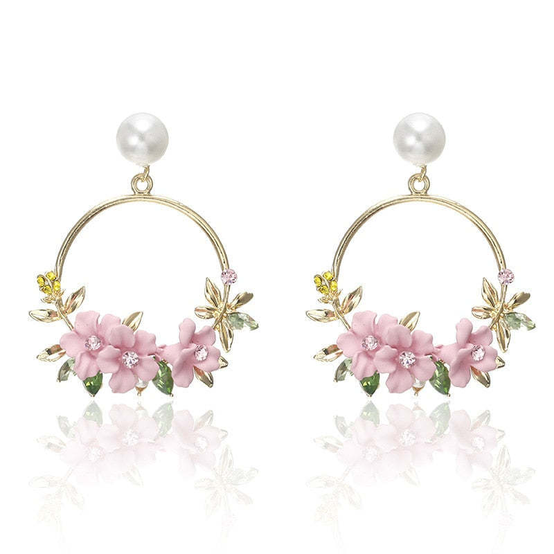 Virág és gyöngy fülbevalók aranyban