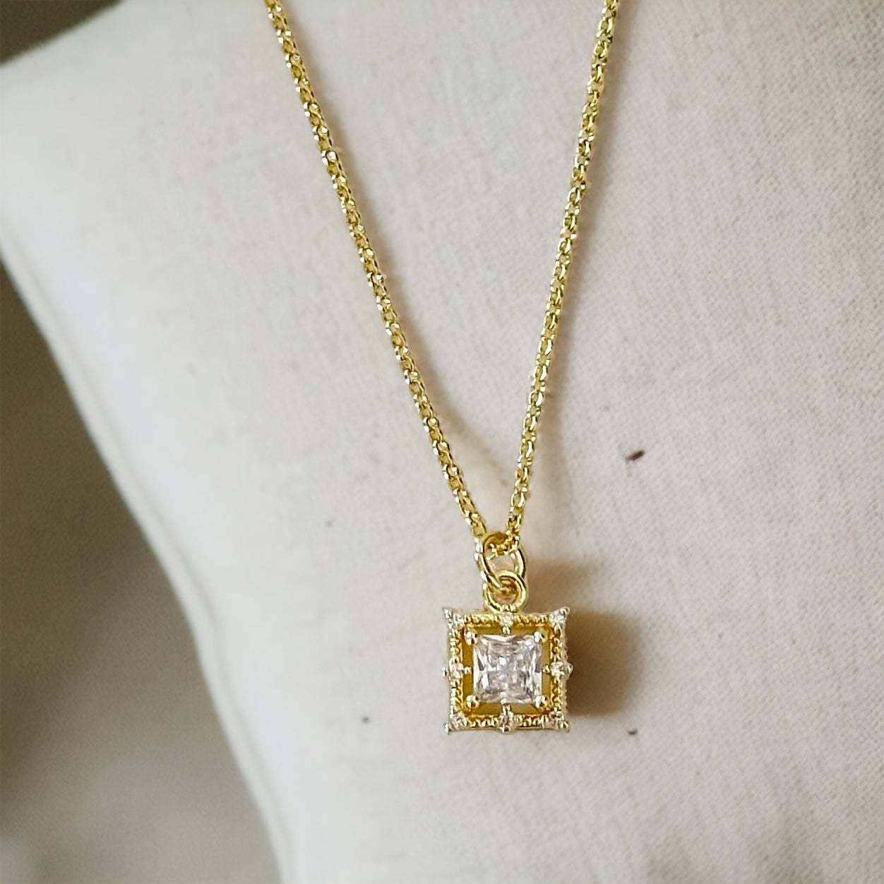 Illária négyzet alakú bagett nyaklánc