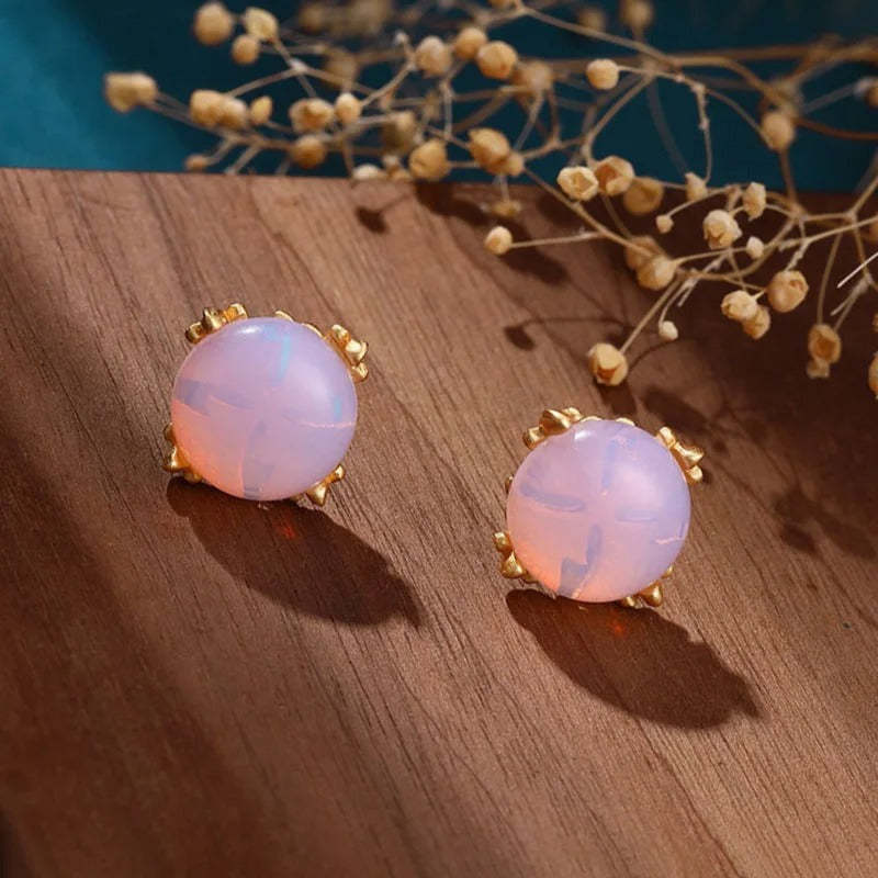 Klasszikus arany rózsaszín opál kő és finom virágmintás fülbevalók