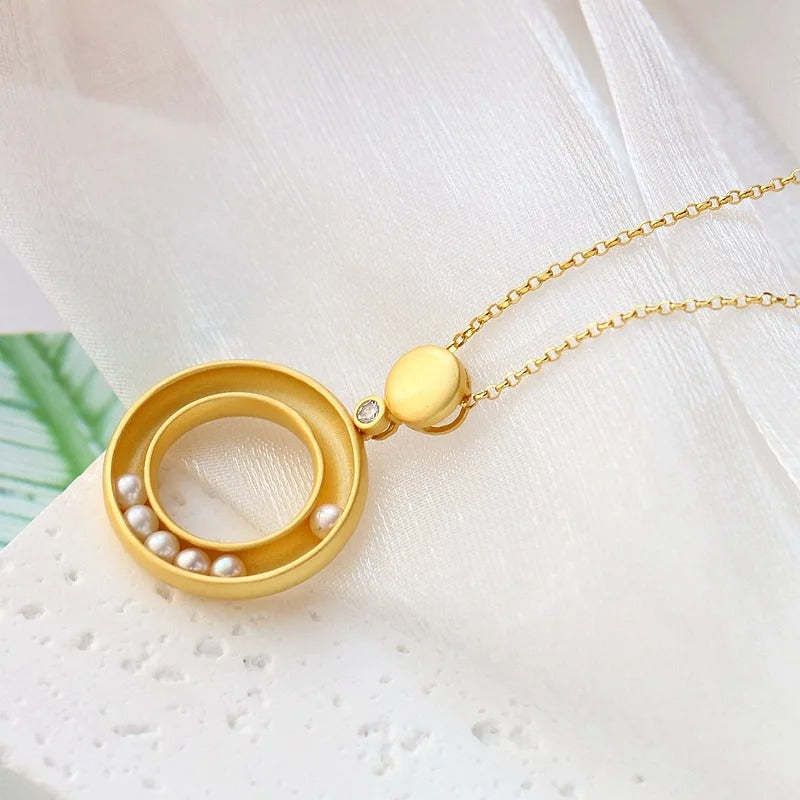 Klasszikus arany matt gyöngy és kör mintás medál nyaklánc
