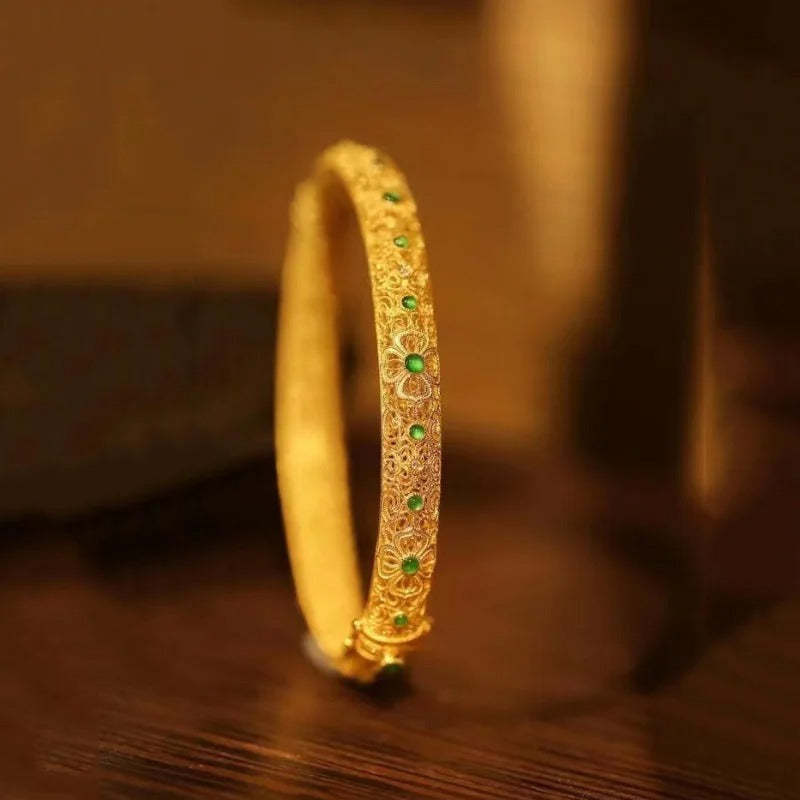 Etnikai stílusú arany zöld drágakő és virágmintás karkötő