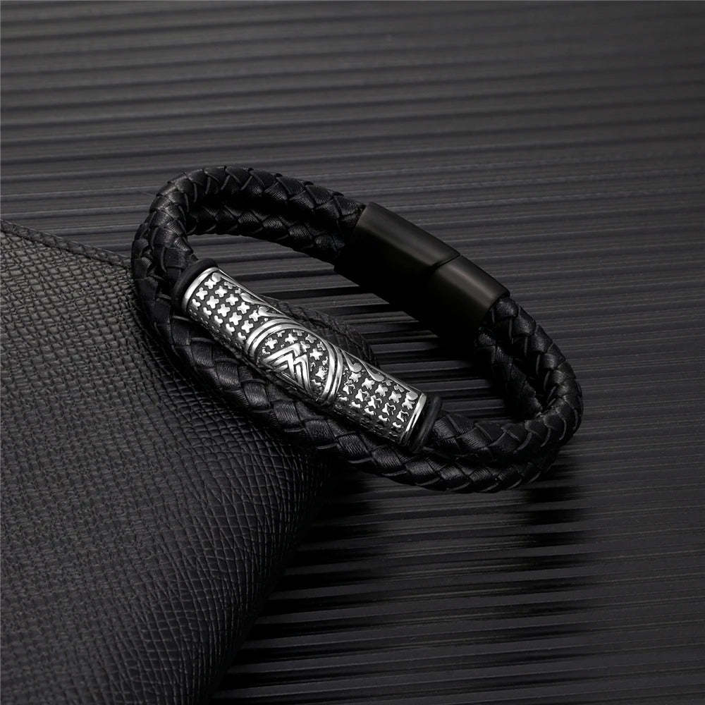 Fonott bőr törzsi ezüst medálos karkötő