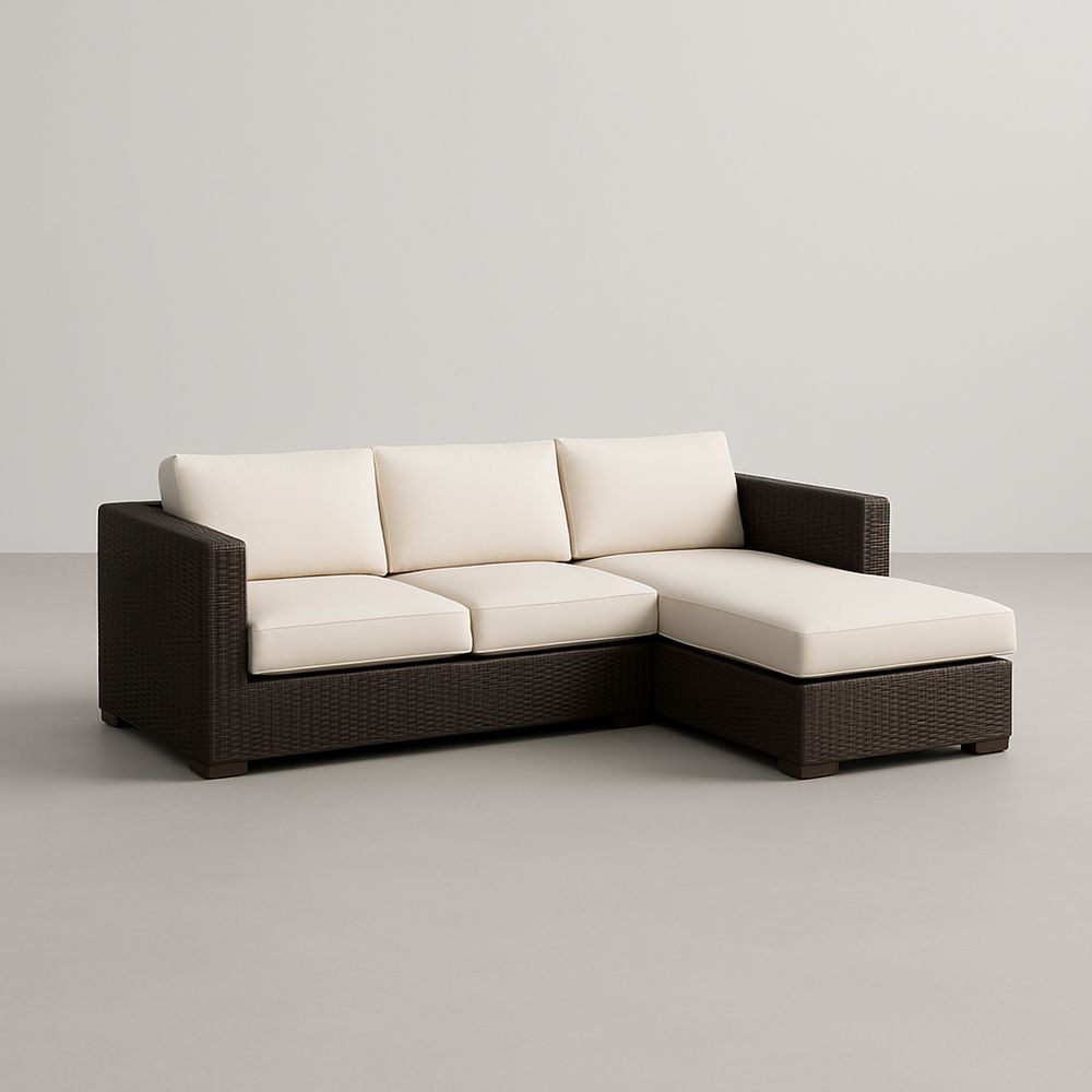 Canapé d’angle en résine synthétique marron avec coussins de couleur crème