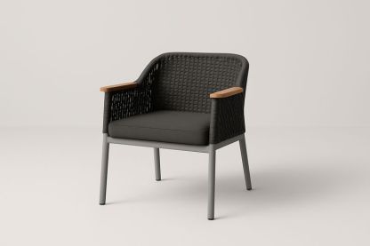 Chaise en aluminium avec accoudoirs en acacia vernis et coussin polyester gris, revêtement polypropylène tressé, dimensions 80x60x60 cm