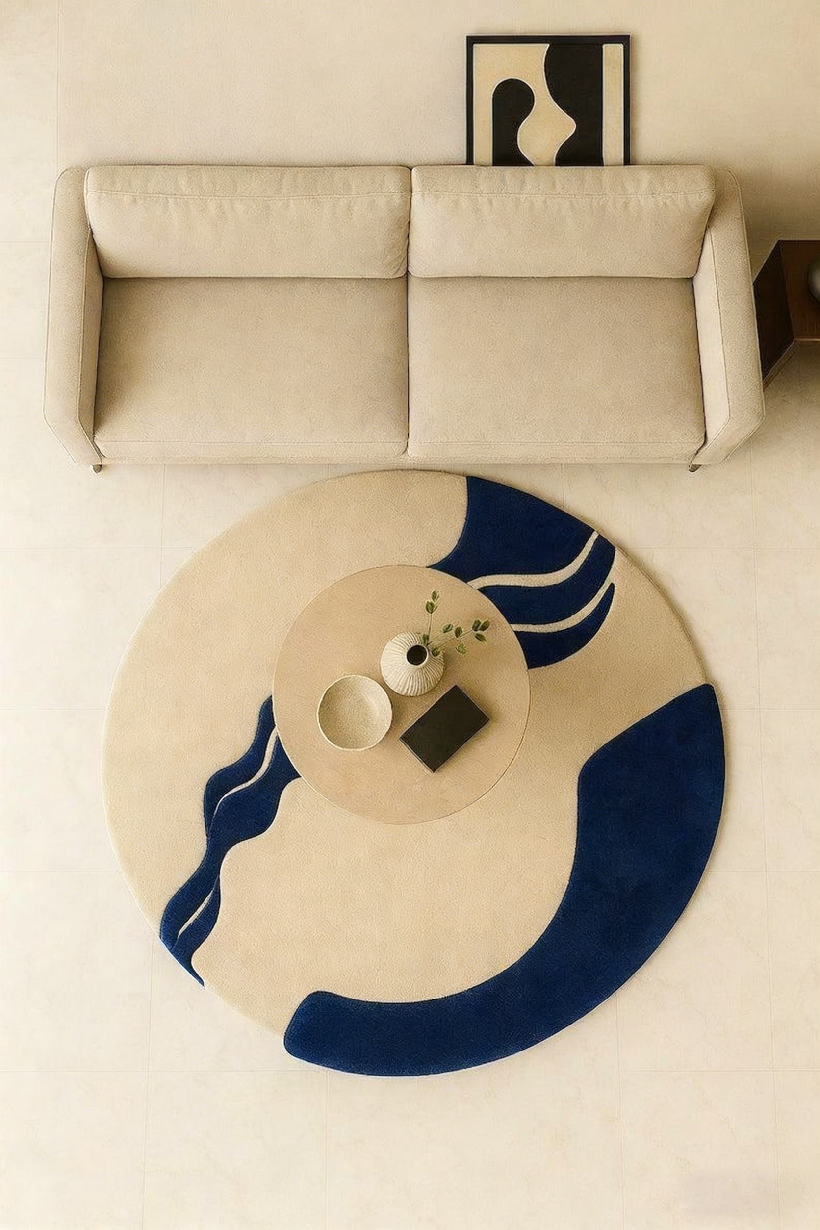 Ocean Curve – Tapis rond moderne en laine | Tapis abstrait beige et bleu foncé | Carpette tuftée à la main pour le salon