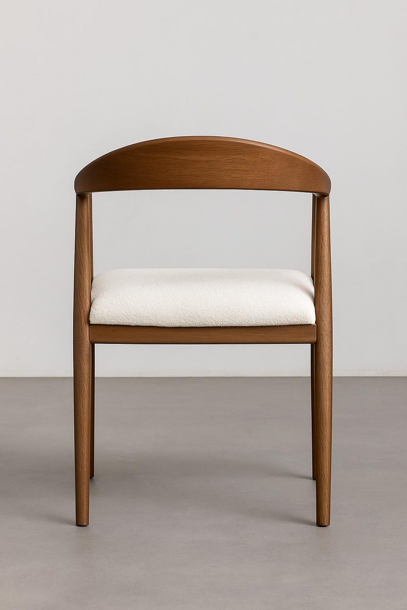 Chaise en noyer raffinées composent un intérieur à la fois moderne et cosy