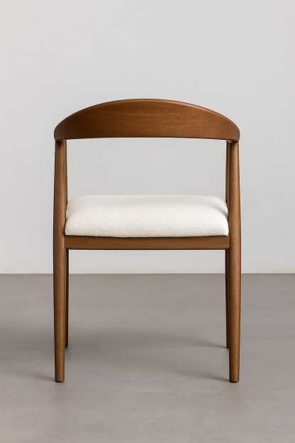 Chaise en noyer raffinées composent un intérieur à la fois moderne et cosy