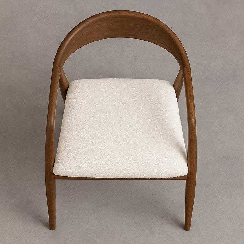 Chaise en noyer raffinées composent un intérieur à la fois moderne et cosy