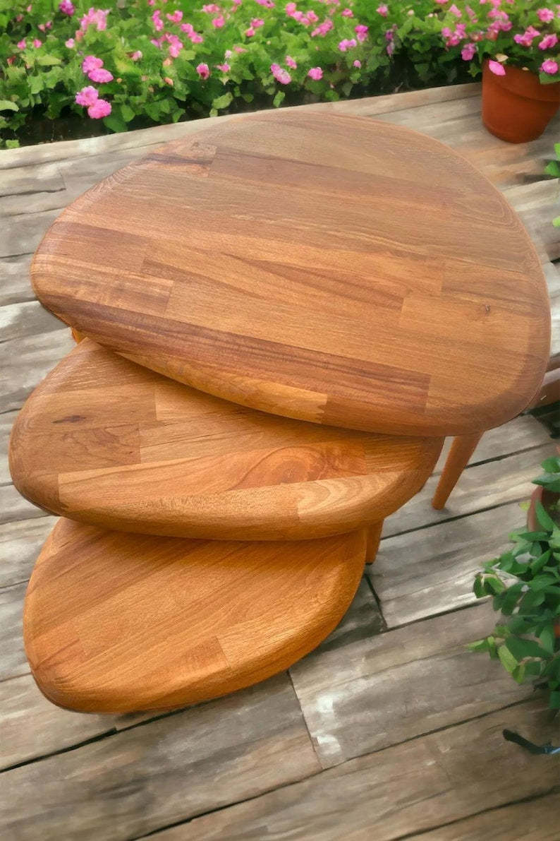 Tables basses gigognes vintage en bois, design asymétrique peu encombrant