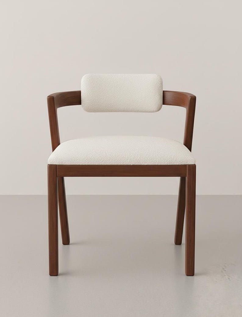 Chaise élégantes en noyer ou en hêtre créent une ambiance chaleureuse pour vos repas