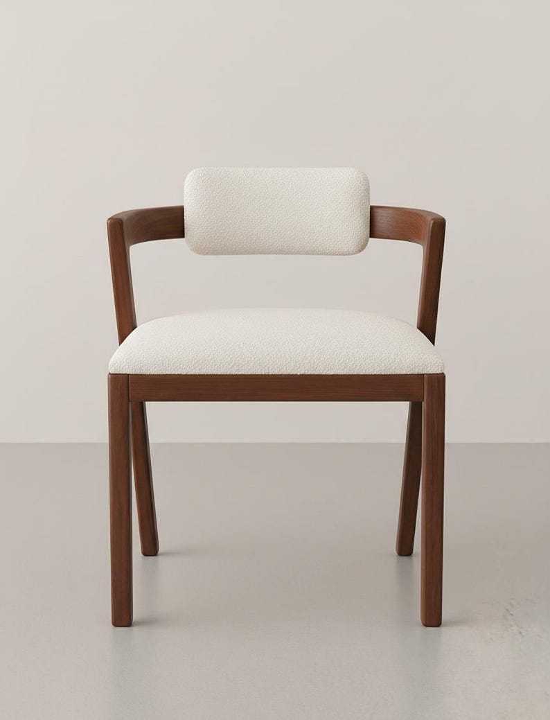 Chaise élégantes en noyer ou en hêtre créent une ambiance chaleureuse pour vos repas