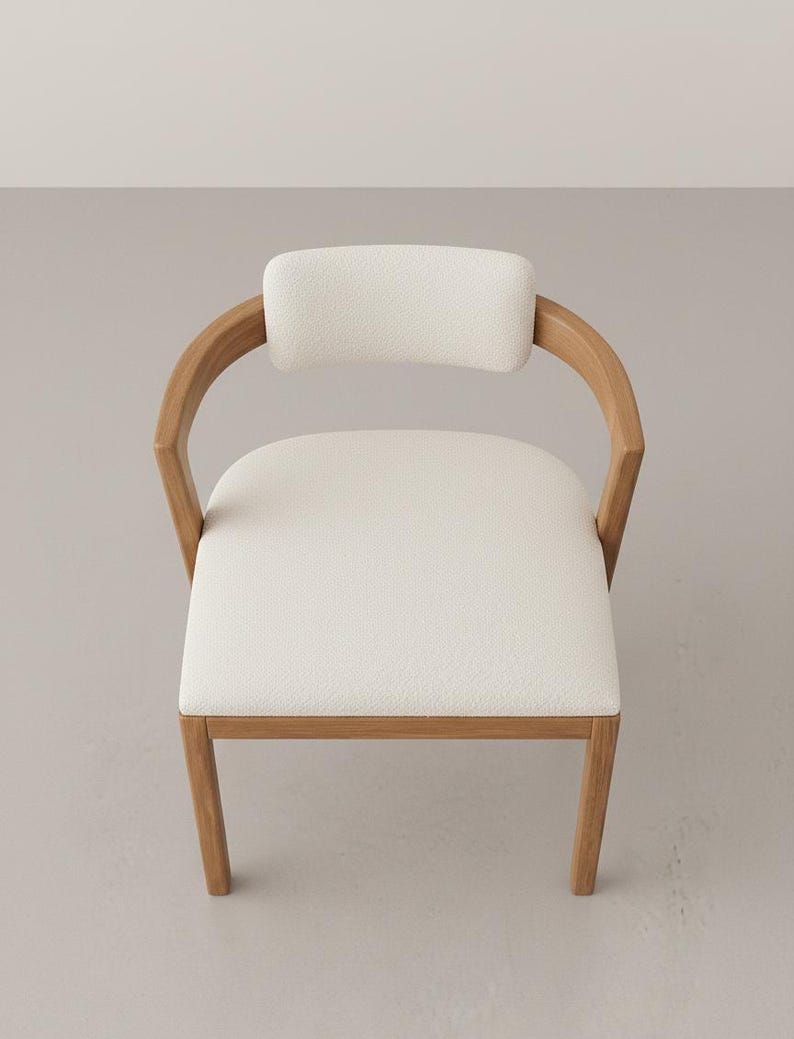 Chaise élégantes en noyer ou en hêtre créent une ambiance chaleureuse pour vos repas