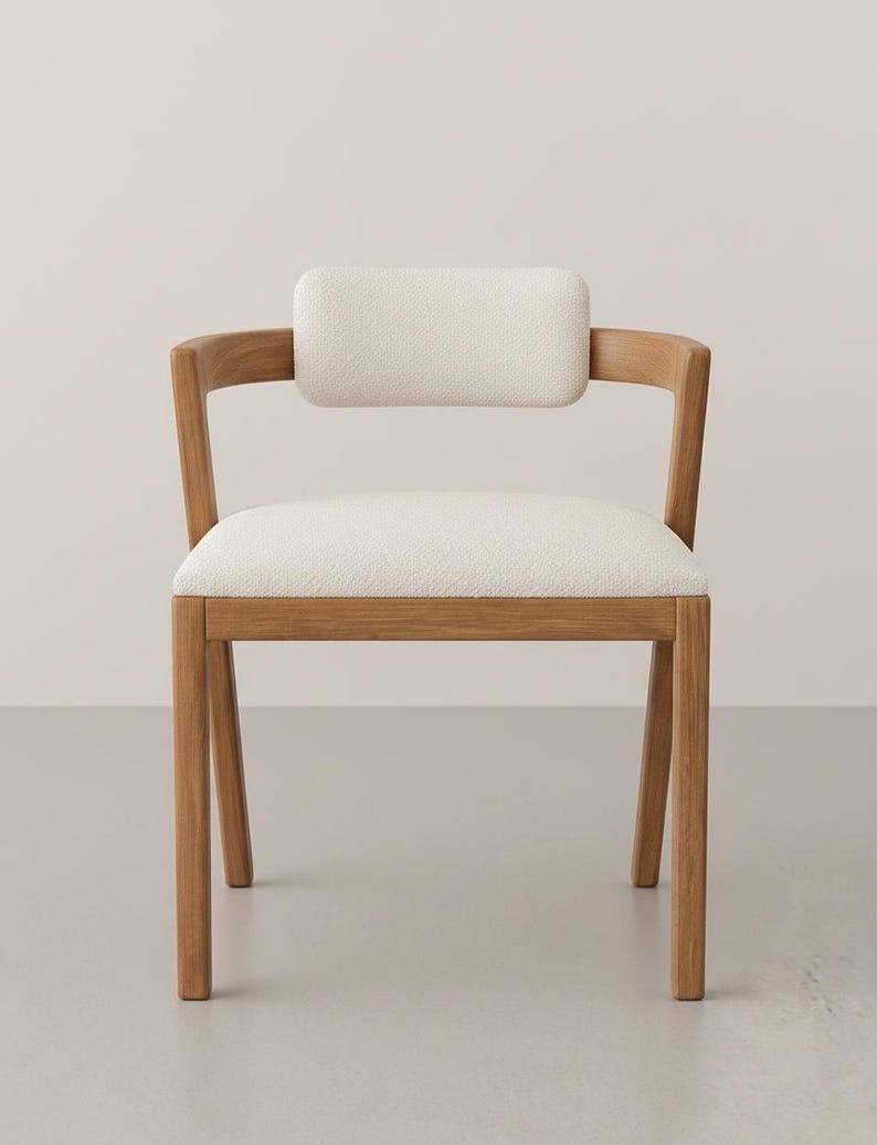 Chaise élégantes en noyer ou en hêtre créent une ambiance chaleureuse pour vos repas