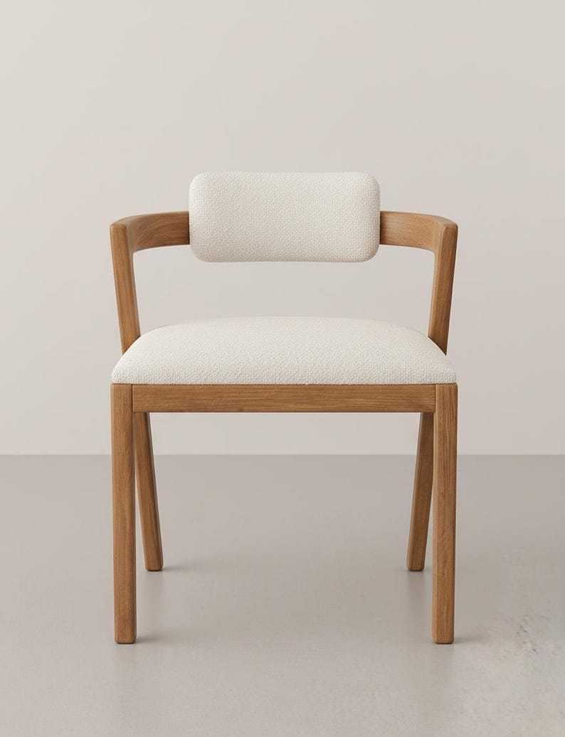 Chaise élégantes en noyer ou en hêtre créent une ambiance chaleureuse pour vos repas