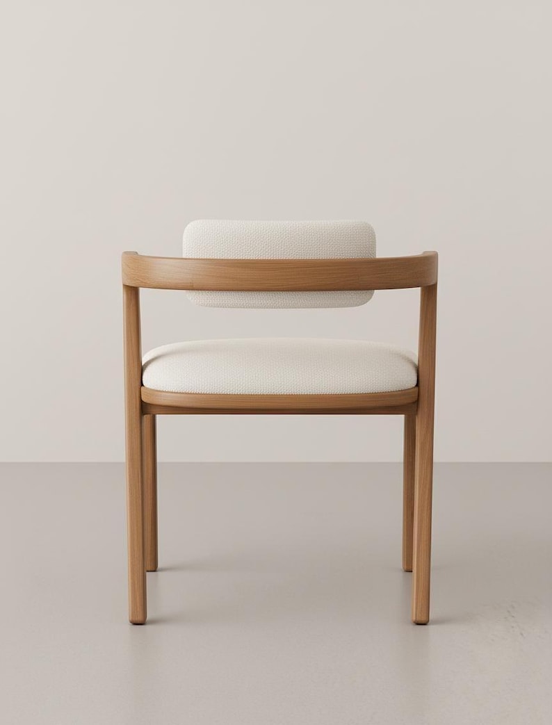 Chaise élégantes en noyer ou en hêtre créent une ambiance chaleureuse pour vos repas