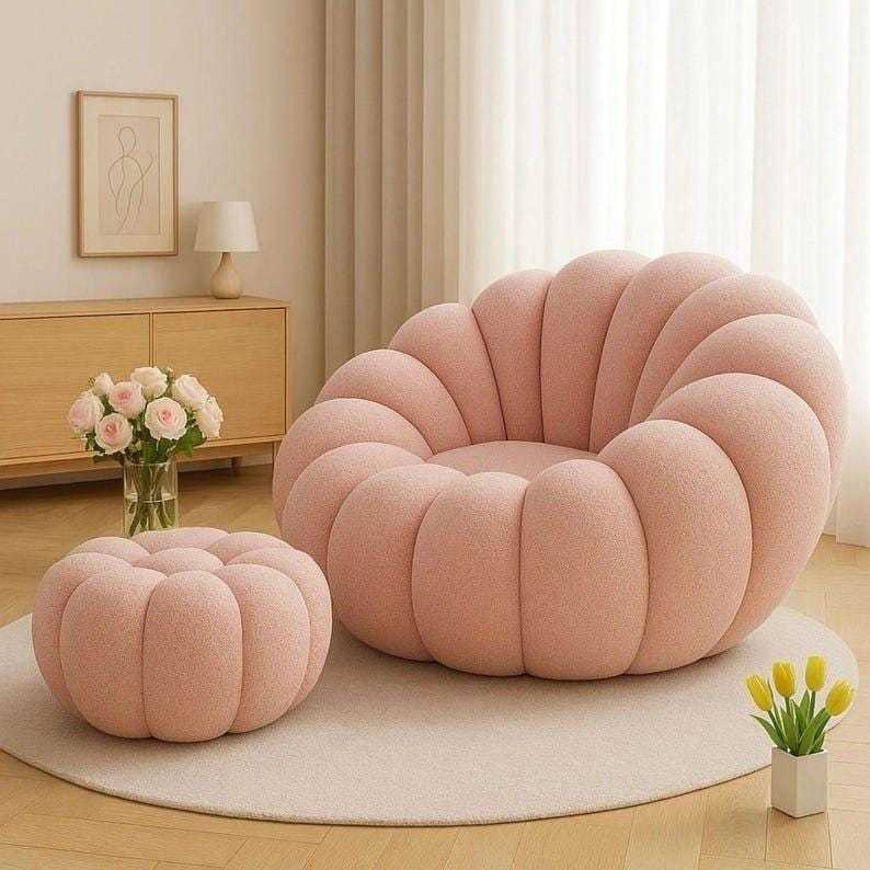 Chaise rondes modernes avec repose-pieds assortis créent un salon confortable et relaxant