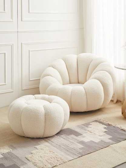 Chaise rondes modernes avec repose-pieds assortis créent un salon confortable et relaxant