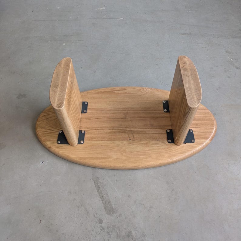 Table basse ovale en chêne massif. Table basse pour salon.