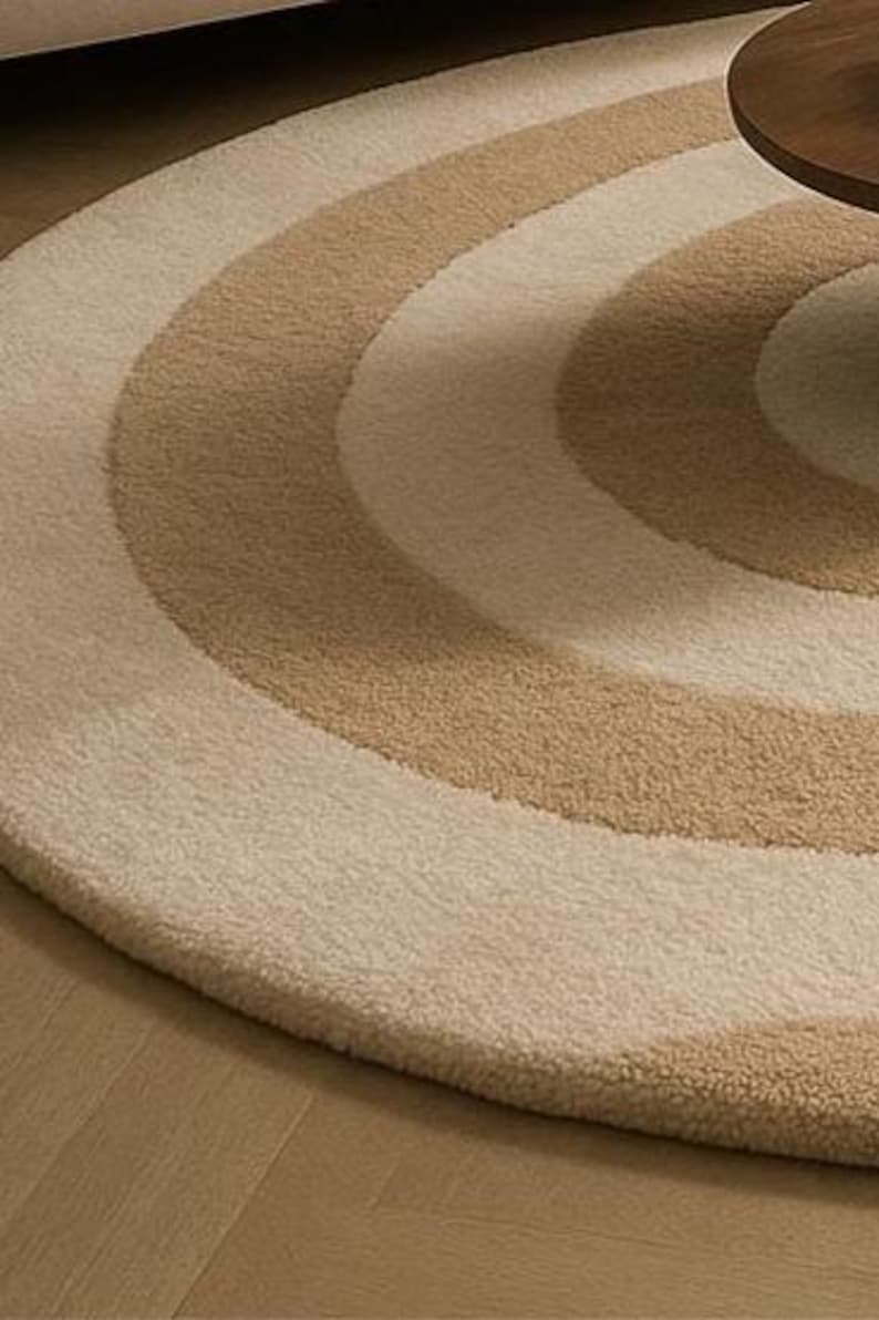 rond beige moderne | Tapis minimaliste à motif circulaire | Décoration de salon neutre et confortable | Esthétique maison de style scandinave