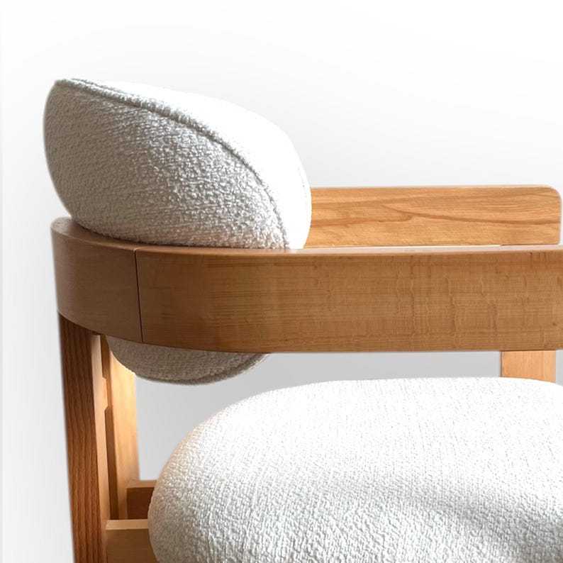 Chaise moderne en noyer, assise confortable, pour un style élégant
