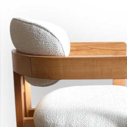 Chaise moderne en noyer, assise confortable, pour un style élégant