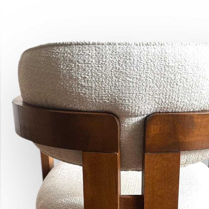 Chaise moderne en noyer, assise confortable, pour un style élégant