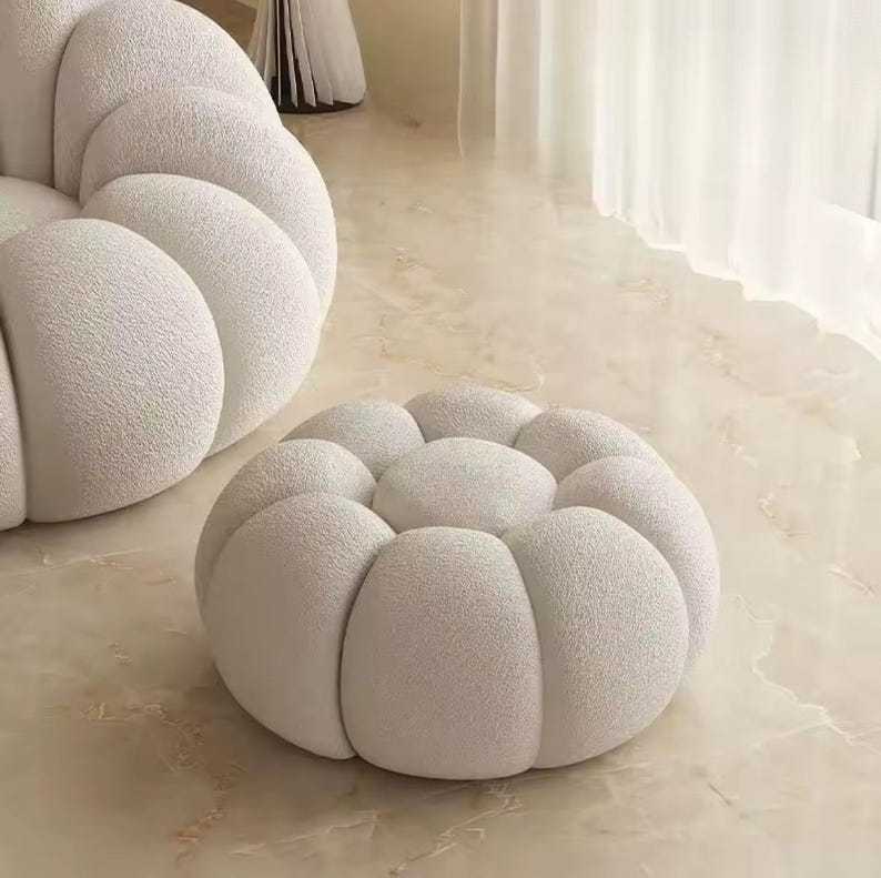 Chaise rondes modernes avec repose-pieds assortis créent un salon confortable et relaxant