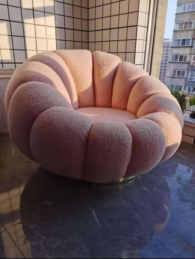 Chaise rondes modernes avec repose-pieds assortis créent un salon confortable et relaxant