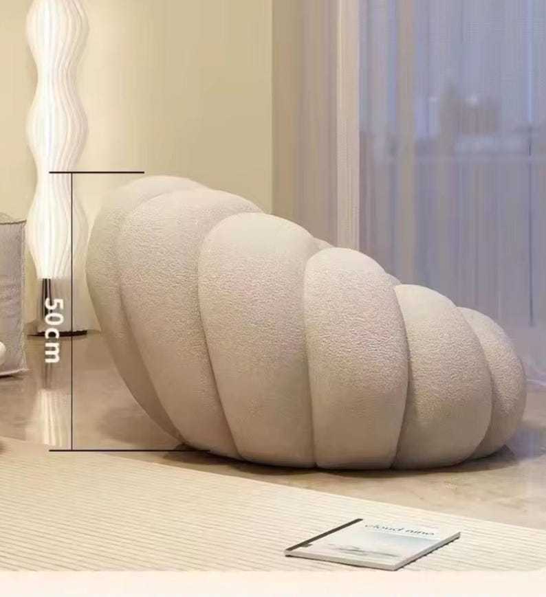 Chaise rondes modernes avec repose-pieds assortis créent un salon confortable et relaxant