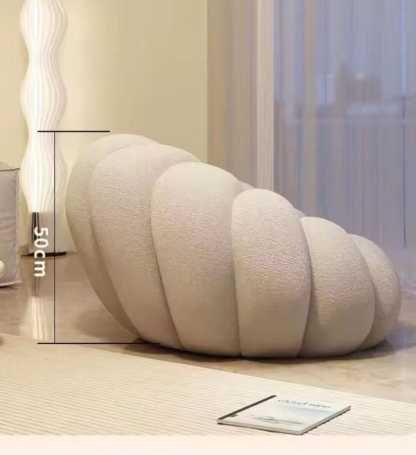 Chaise rondes modernes avec repose-pieds assortis créent un salon confortable et relaxant