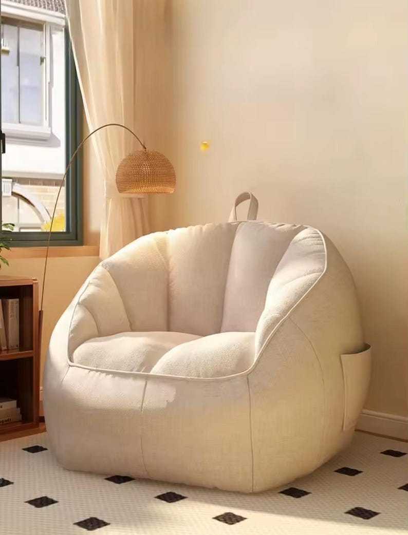 Chaise beige doux et confortable, adapté aux salons, chambres et coins lecture