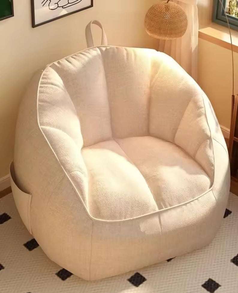 Chaise beige doux et confortable, adapté aux salons, chambres et coins lecture