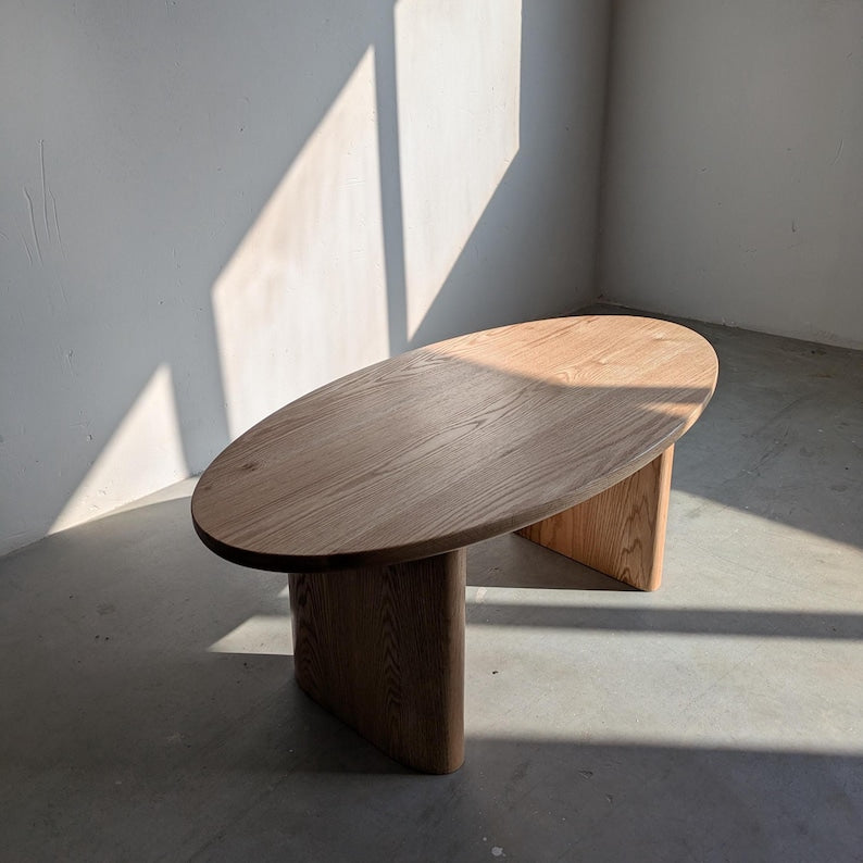 Table basse ovale en chêne massif. Table basse pour salon.