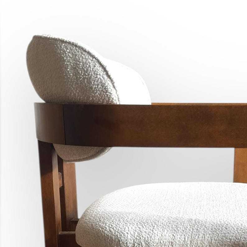 Chaise moderne en noyer, assise confortable, pour un style élégant