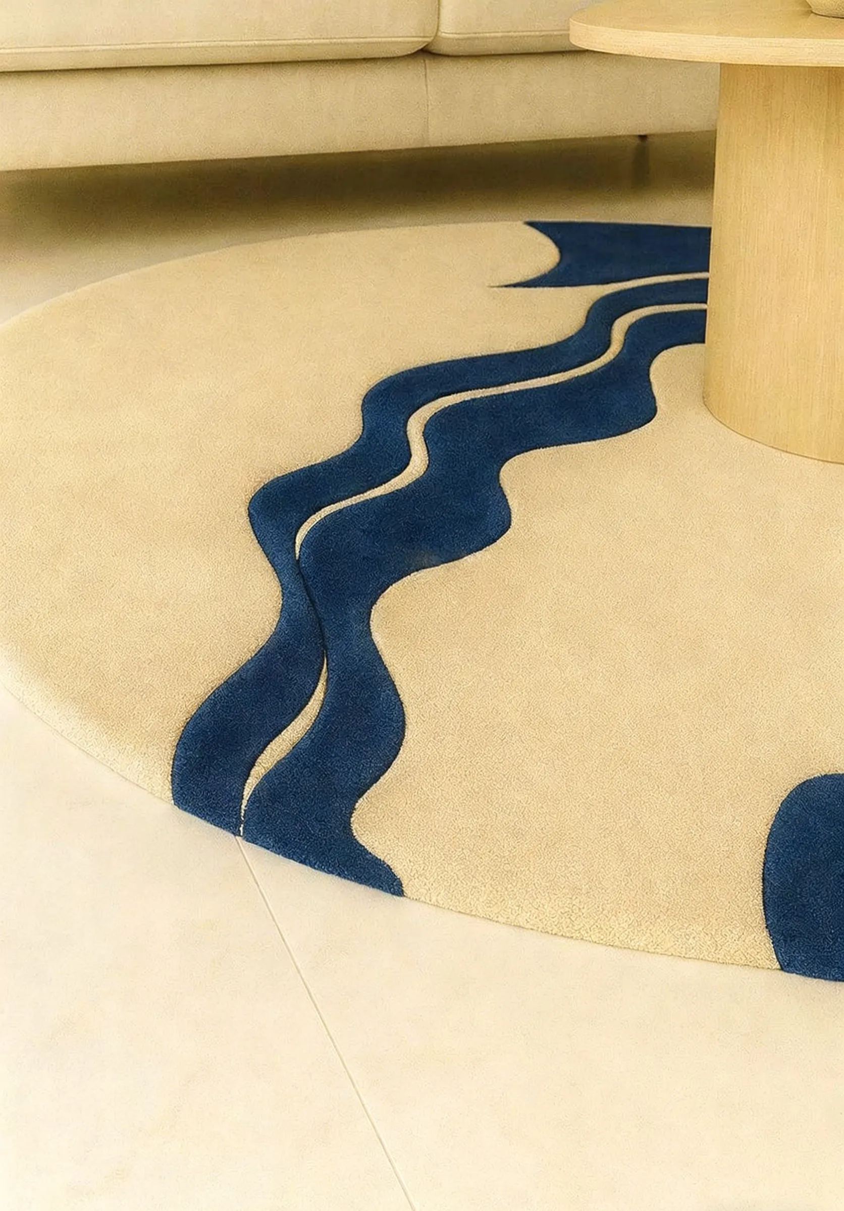 Ocean Curve – Tapis rond moderne en laine | Tapis abstrait beige et bleu foncé | Carpette tuftée à la main pour le salon