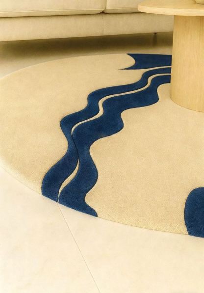 Ocean Curve – Tapis rond moderne en laine | Tapis abstrait beige et bleu foncé | Carpette tuftée à la main pour le salon