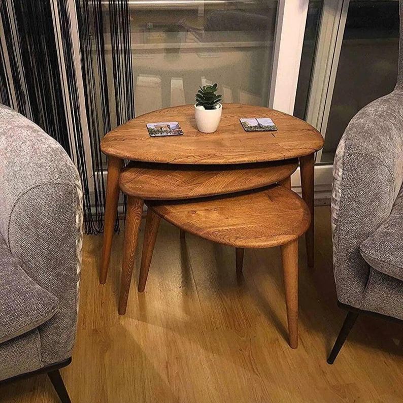 Tables basses gigognes vintage en bois, design asymétrique peu encombrant