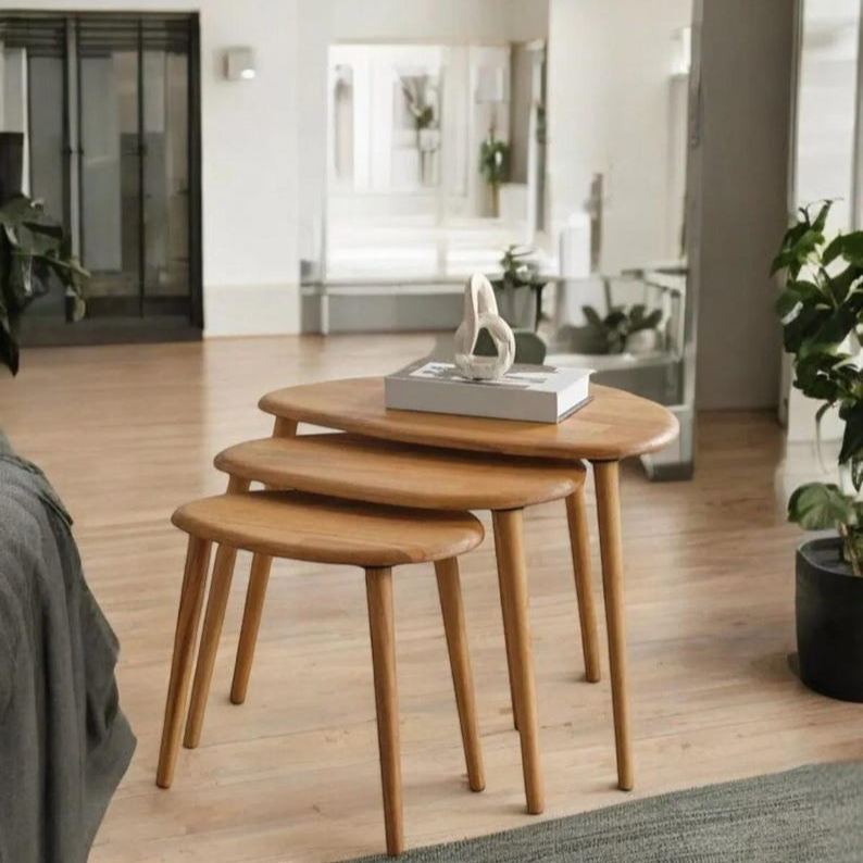 Tables basses gigognes vintage en bois, design asymétrique peu encombrant