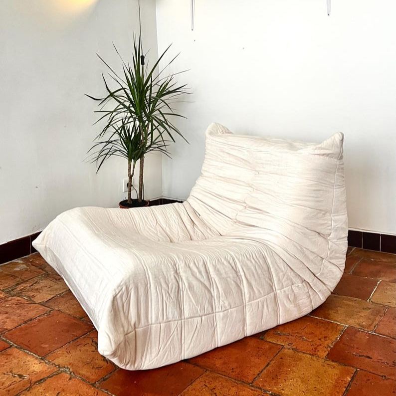 Chaise Fauteuil vintage garni de mousse haute densité, confortable et raffiné.