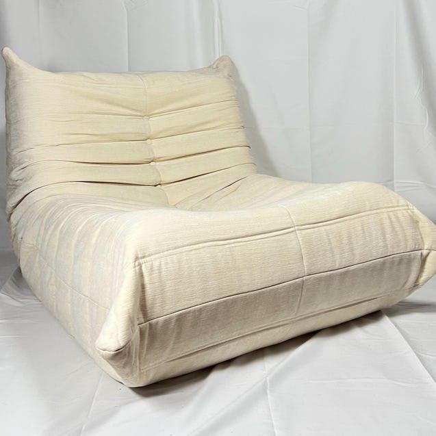 Chaise Fauteuil vintage garni de mousse haute densité, confortable et raffiné.