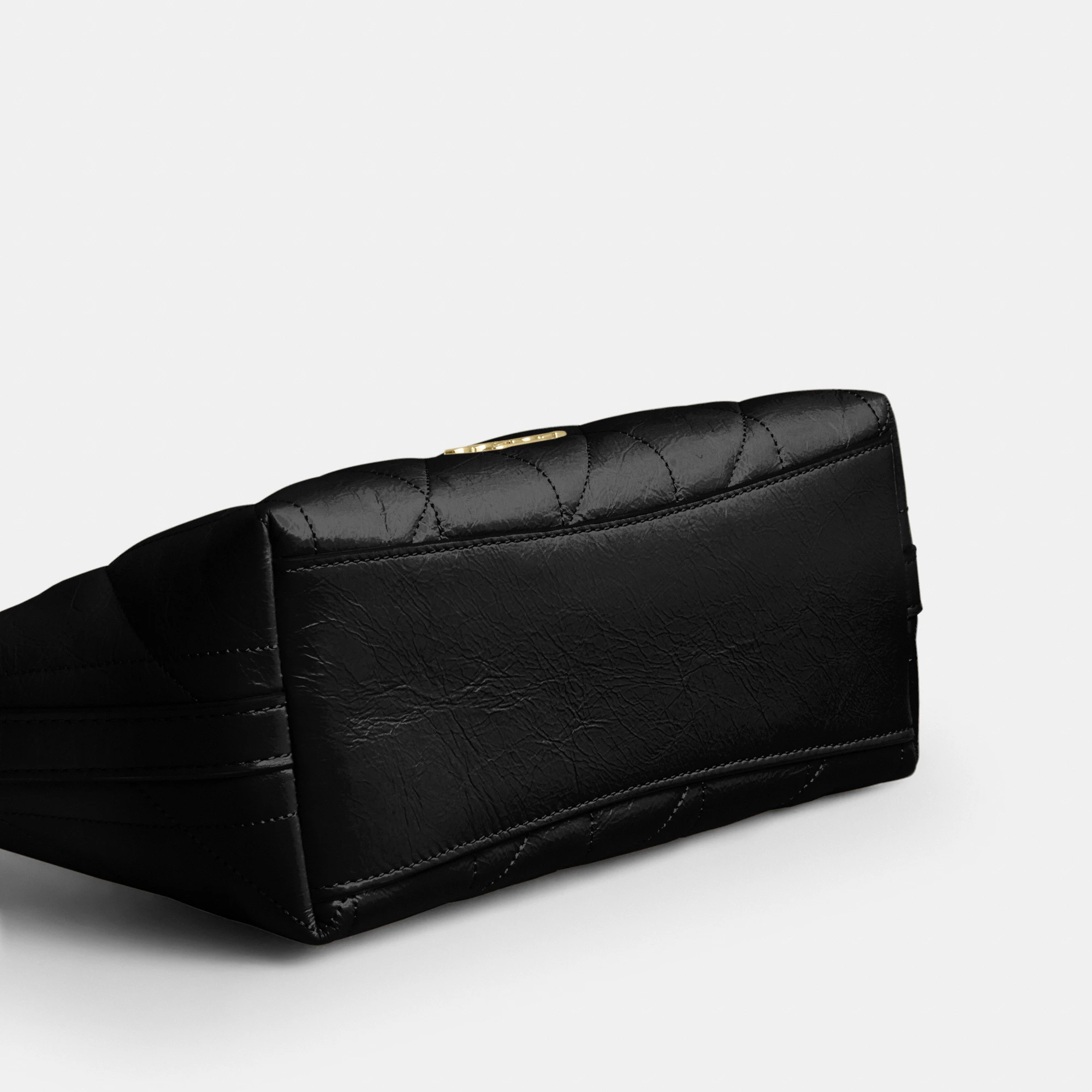 COACH®,Caitlin Shoulder Bag With Quilting,Lining Recycled Polyester,Recycled Polyester,Shoulder Bag,Logo,Chain Detail,Shou...,Black,Outsole View