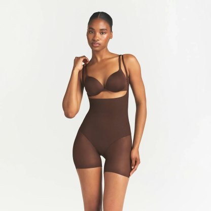 SKIMS BODY CORE SCULPT BACK SMOOTHING OPEN BUST MID THIGH BODYSUIT - COCOA