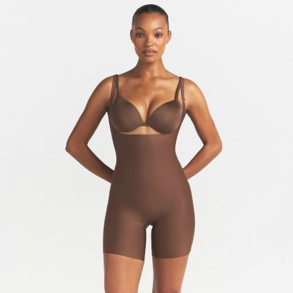 SKIMS BODY CORE SCULPT BACK SMOOTHING OPEN BUST MID THIGH BODYSUIT - JASPER
