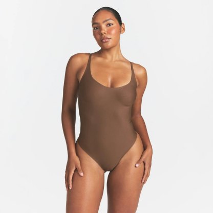 SKIMS BODY SCOOP LOW BACK THONG BODYSUIT - JASPER