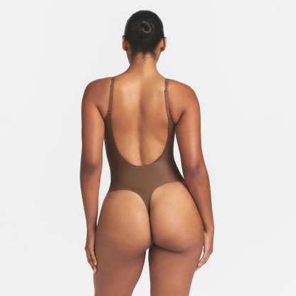 SKIMS BODY SCOOP LOW BACK THONG BODYSUIT - JASPER