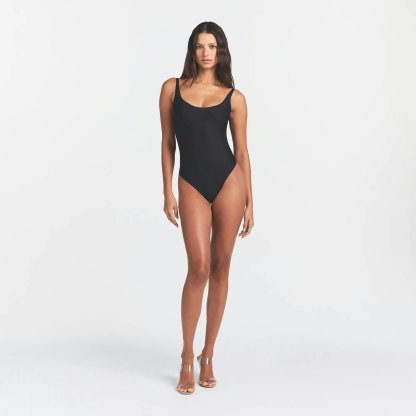 SKIMS BODY SCOOP LOW BACK THONG BODYSUIT - ONYX